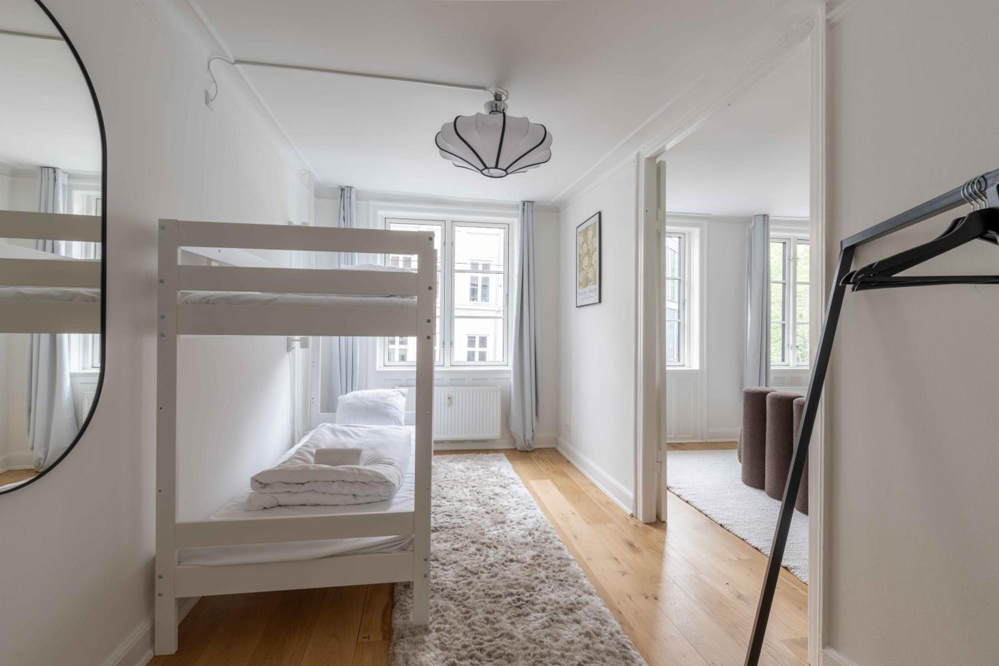 Apartment Stylish On Lively Street In Downtown *