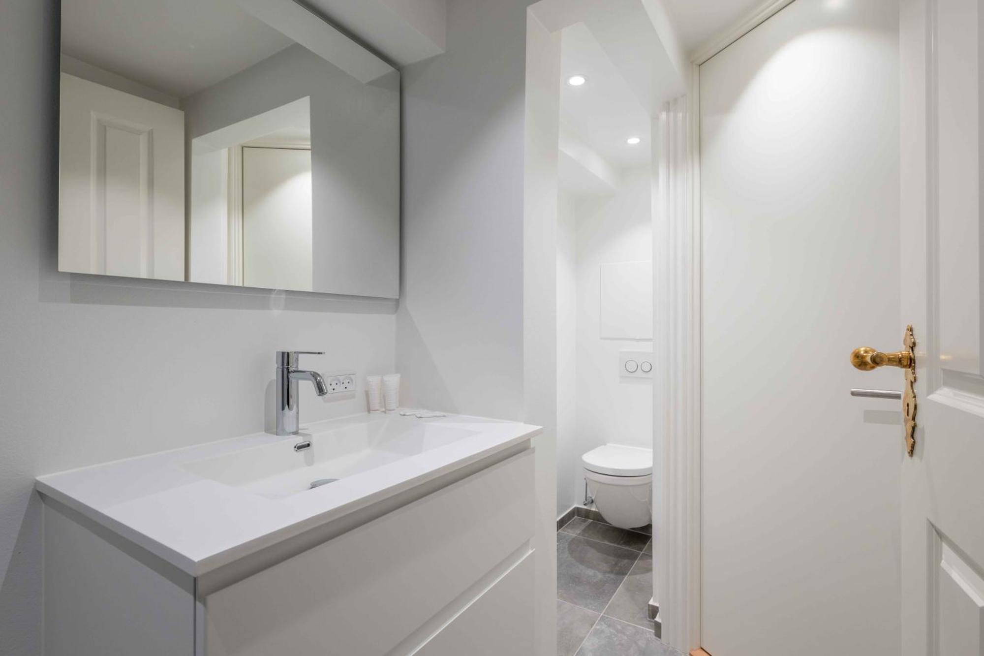 Apartment Stylish On Lively Street In Downtown *