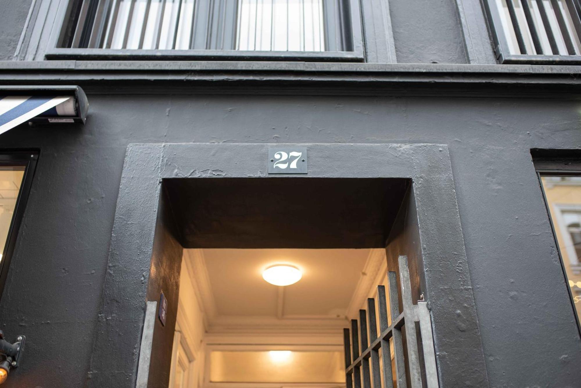 Stylish On Lively Street In Downtown Apartment
