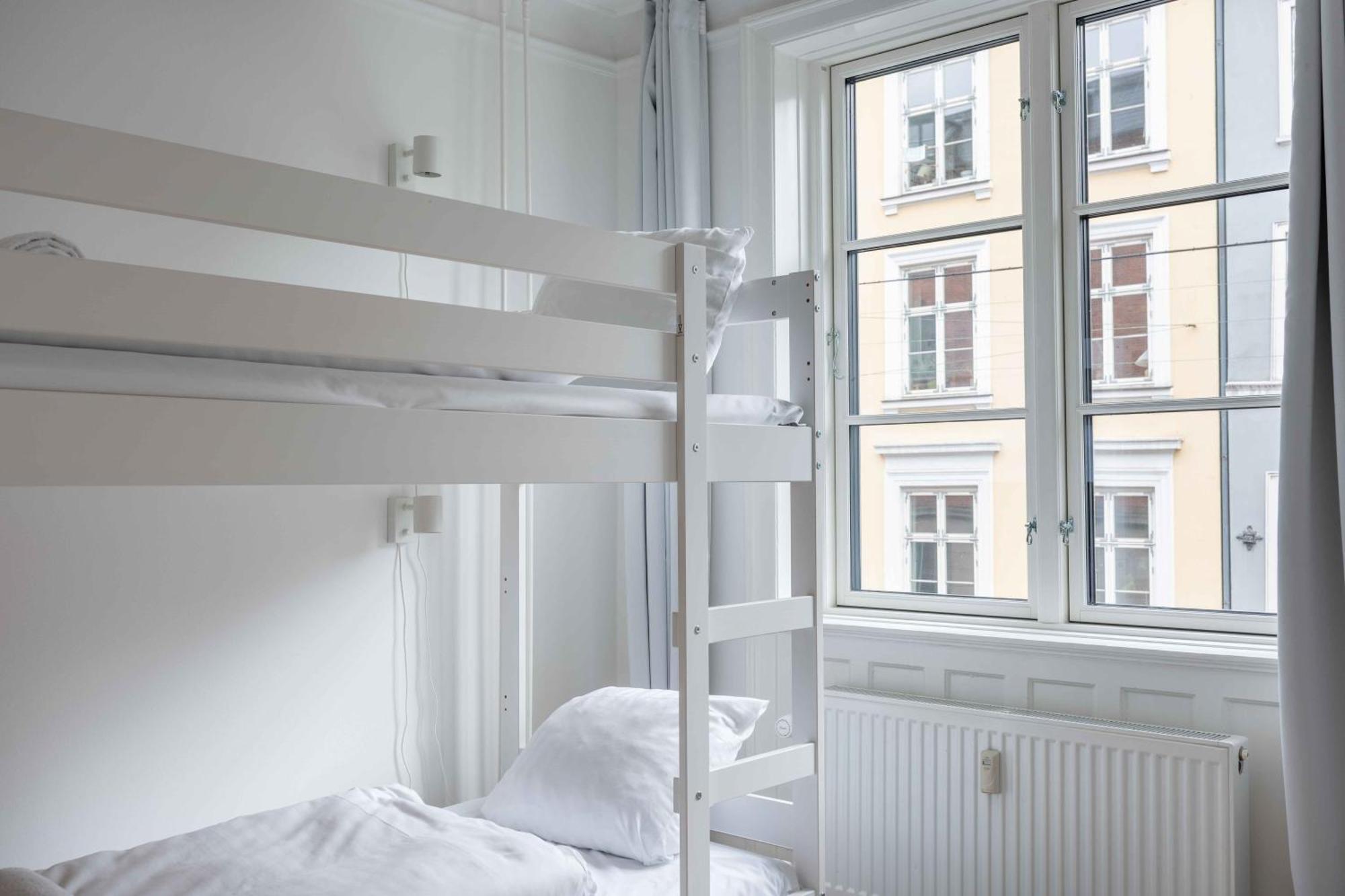 Stylish On Lively Street In Downtown Apartment *